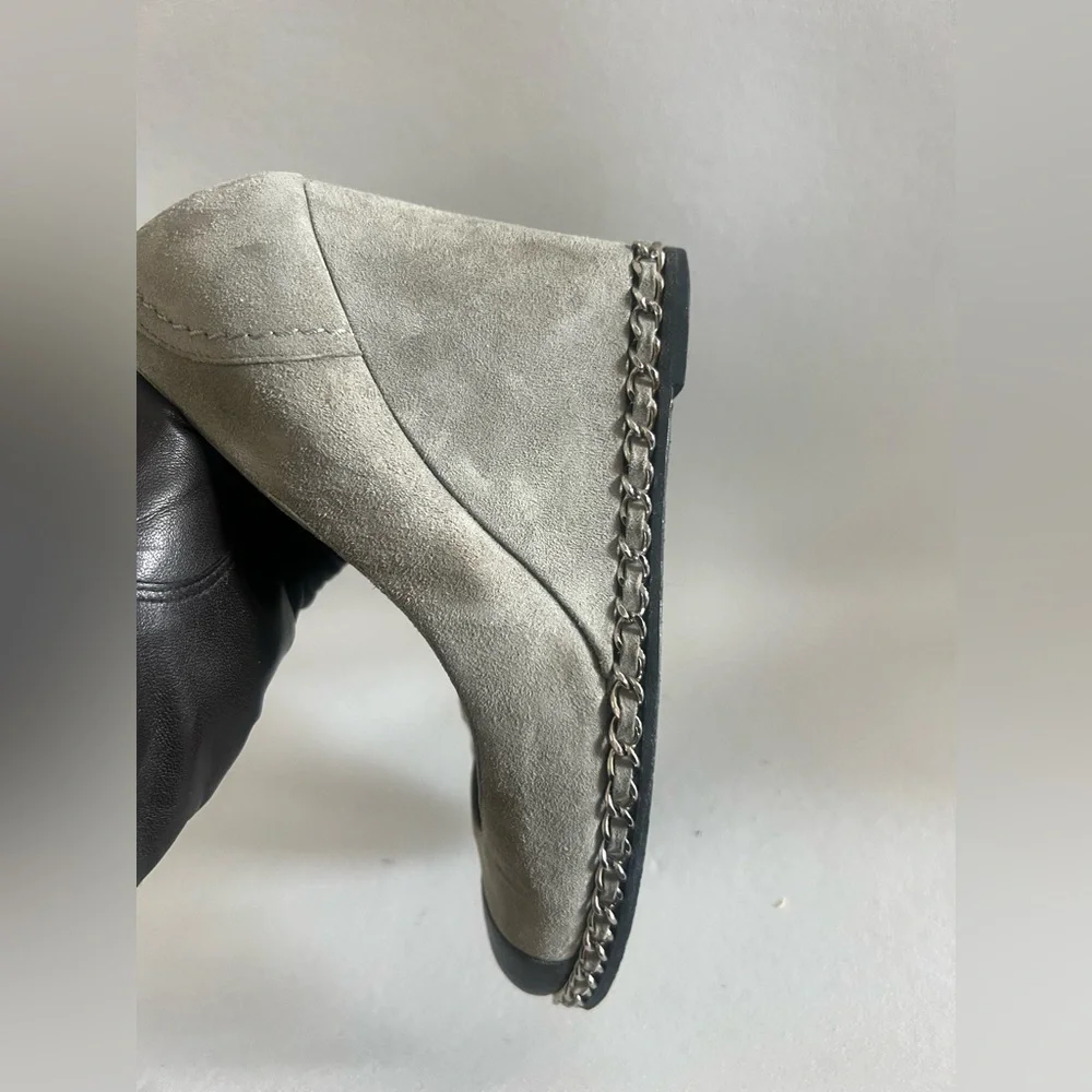 Chanel interlocking cc suede pump